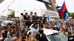 Ketua partai oposisi Kamboja (CNRP), Sam Rainsy, disambut oleh para pendukungnya saat tiba di bandara internasional Phnom Penh, Kamboja, 19 Juli 2014 (Foto: dok).