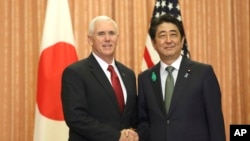18일 도쿄를 방문한 마이크 펜스 미국 부통령(왼쪽)이
아베 신조 일본 총리와 총리관저에서 열린 오찬에 앞서 악수하고 있다.