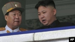 北韓領導人金正恩（右）和崔龍海（左）