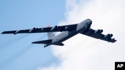 美国空军B-52型轰炸机参加在立陶宛举行的多国军演。 （2016年6月16日）