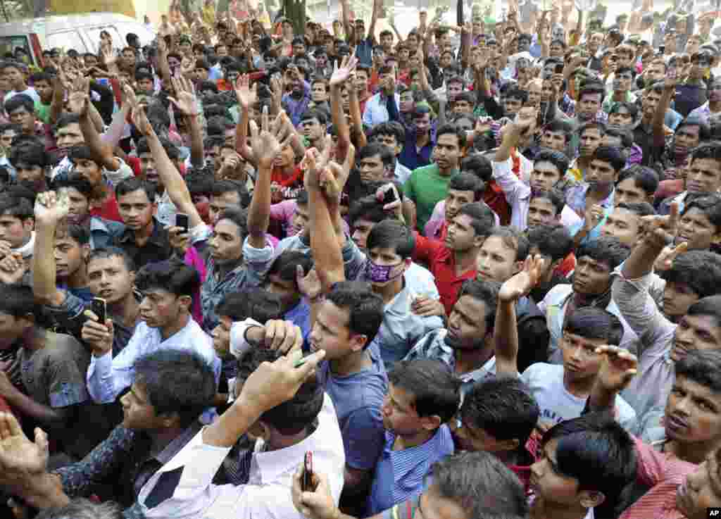 ڈھاکہ میں آتش زدگی کے واقعہ کے خلاف کارکنوں اور ان کے حامیوں کا مظاہرہ