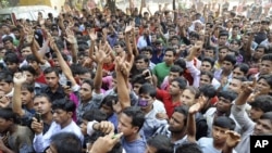Ribuan pekerja garmen Bangladesh turun ke jalan di ibukota Dhaka untuk memrotes kebakaran pabrik yang menewaskan 110 orang, hari Senin (26/11).