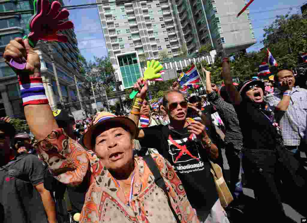 Anti-government protesters shout slogans outside the headquarters of Prime Minister Yingluck Shinawatra's Pheu Thai Party in Bangkok, Nov. 29, 2013. 