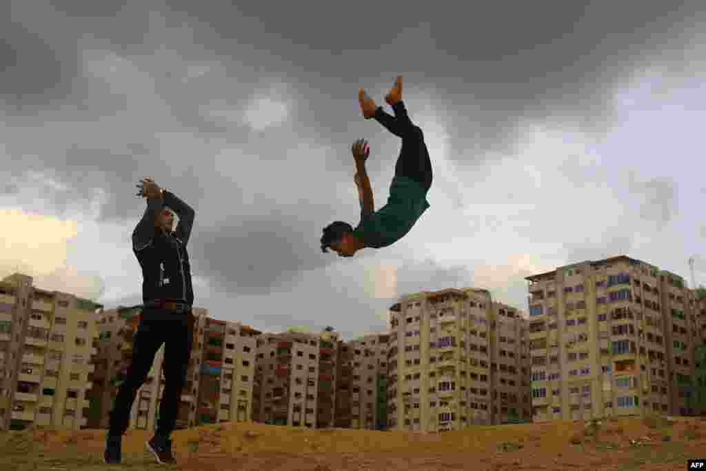 가자지구 파쿠르(도심 장애물 스포츠)팀 소속 팔레스타인 청소년들이 시내에서 연습에 몰두하고 있다.