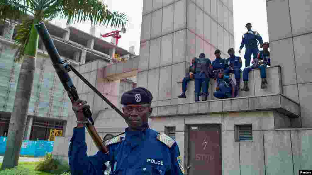 Polisi wamekaa juu ya jengo la kituo kikuu cha treni cha Gombe, Kinshasa, Disemba 19 2016.