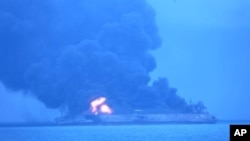 Tàu chở dầu Sanchi phát hỏa sau khi đâm vào tàu hàng Trung Quốc ở Biển Hoa Đông ngày 7/1/2018. 