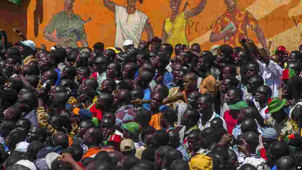 Scènes de liesse des centaines de milliers de Burkinabé réunis devant le siège du gouvernement à Ouagadougou, Burkina Faso, vendredi le 31 octobre 2014. Le Président Blaise Compaoré a annoncé vendredi 31 octobre 2014 qu&rsquo;il quittait le pouvoir. Il a régné 27 années. (AP Photo/Theo Renaut) 