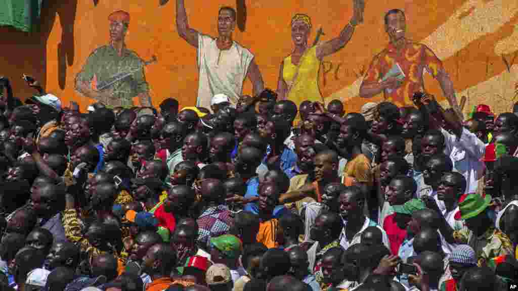 Des manifestants réunis sur la place de la Révolution à Ouagadougou, 31 octobre 2014. (AP Photo/Theo Renaut).