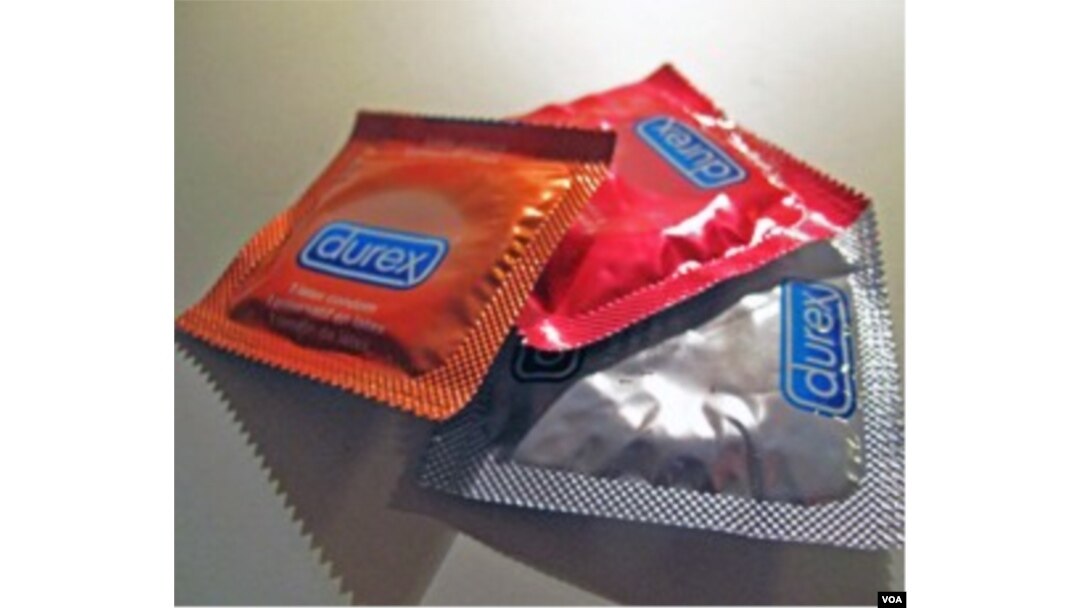 Kondom merupakan alat yang efektif untuk mencegah penularan HIV AIDS melalui transmisi seksual.