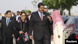 El presidente Maduro, junto a su esposa Cilia Flores, llegan a una reunión del ASPA en Riad, Arabia Saudita.