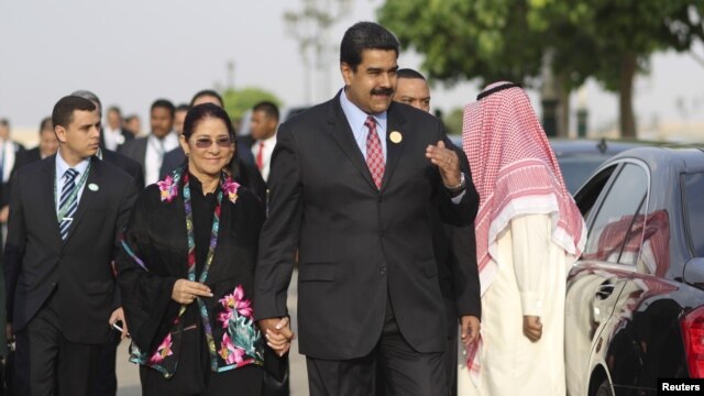 El presidente Maduro, junto a su esposa Cilia Flores, llegan a una reunión del ASPA en Riad, Arabia Saudita.