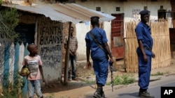 La police burundaise lors des funerailles de l'opposant Emmanuel Ndere, assassiné le 21 juillet 2015, Bujumbura 22 juillet 2015. (AP Photo/Jerome Delay)