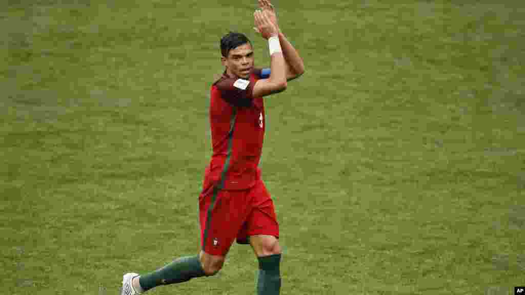 Pepe du Portugal célèbre son but marqué en prolongation contre le Mexique, au Stade Spartak de Moscou, le 2 juillet 2017.