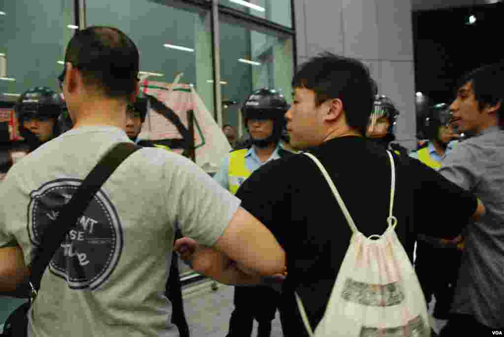 示威者手扣手築成人鏈與警方對峙 (美國之音湯惠芸拍攝）
