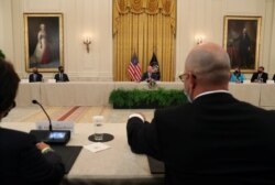 Presiden AS Joe Biden selama pertemuan dengan anggota tim keamanan nasionalnya dan para pemimpin sektor swasta untuk membahas bagaimana "meningkatkan keamanan siber bangsa," di Ruang Timur, Gedung Putih, Washington, AS, 25 Agustus 2021. (Foto: REUTERS/Leah Millis)