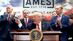 El presidente también dijo que su decisión de retirar a Estados Unidos de la Asociación Transpacífica está protegiendo los empleos estadounidenses.