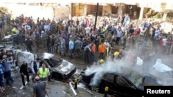 黎巴嫩军人，警察和医务人员赶到伊朗大使馆附近的爆炸现场， 2013年11月19日