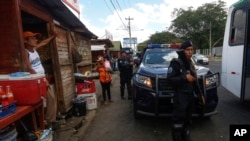 La policía hace guardia en un vecindario mientras comienzan las negociaciones entre el gobierno y las delegaciones de la oposición en Managua, Nicaragua, el miércoles.