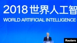 中国副总理刘鹤在在上海开幕的世界人工智能大会开幕式上讲话。（2018年9月17日）