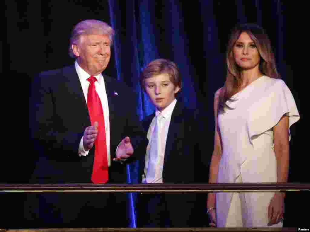 Presiden terpilih AS, Donald Trump, bersama putranya Barron dan istrinya Melania di Manhattan, New York (9/11). (Reuters/Carlo Allegri)