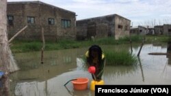 Com bairros ainda inundados, a cidade da Beira poderá ser atingida por outra tempestade. Foto de Francisco Júnior.