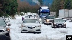 Automóviles y camiones atascados en la ruta interestatal 5 cerca de Dunsmuir, California, el miércoles, 27 de noviembre de 2019.