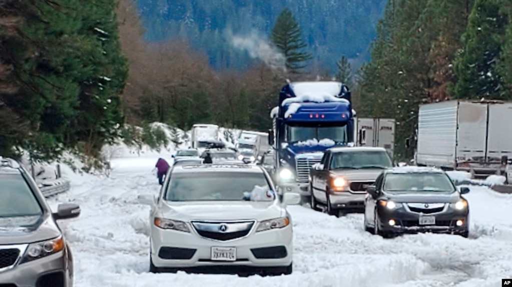 Xe bị kẹt trong tuyết trên xa lộ xuyên bang số 5 gần Dunsmuir, California, vào ngày Lễ Tạ ơn 27/11/2019.