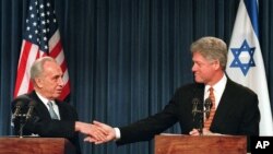 Shimon Peres avèk ansyen Prezidan Lèzetazini, Bill Clinton.