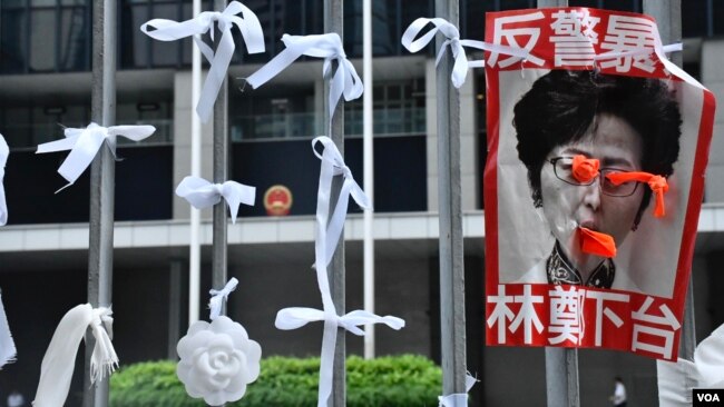 6月17日下午，香港政府總部公民廣場鐵閘外掛了很多白絲帶、白花，悼念6月15日在金鐘太古廣場墮樓身亡的反送中示威者。(美國之音湯惠芸拍攝)