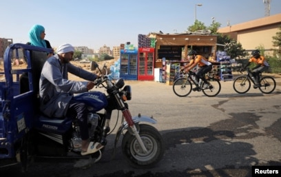 Delapan Muslim dari Inggris melintasi Kairo, Mesir, dalam perjalanan ke Madinah dengan bersepeda untuk menunaikan ibadah Haji. Foto di ambil di Mesir, 26 Juli 2019. (Foto: Reuters)