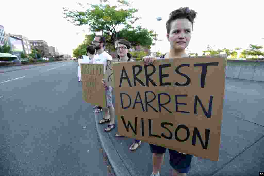 Мітинг з вимогою арешту поліцейського, який застрелив Майкла Брауна у Такомі, штат Вашингтон.