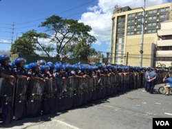Hundreds of Philippine riot police wall-off a road that leads to the main retreat hall, some kilometers away, of the Asia-Pacific Economic Cooperation leaders. Pasay City, Metro Manila, Philippines, Nov. 19, 2015. (S. Orendain/VOA)