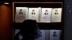 一名妇女走过北京一家书店陈列的习近平著作。（2021年3月1日）