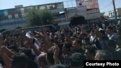 Photo sent to VOA Persian by an audience member shows hundreds of residents of Kazerun, Iran, attending a funeral on May 23, 2018, for three people who they say were killed by security forces confronting anti-government protesters in the city last week.