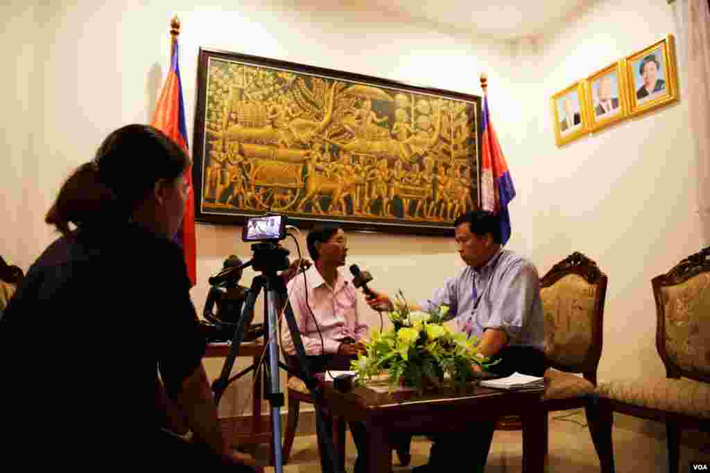 លោក យឹម សុវណ្ណ អ្នកនាំពាក្យគណបក្សសង្គ្រោះជាតិផ្ដល់បទសម្ភាសក្នុងកិច្ចសន្ទនាផ្សាយផ្ទាល់ជាមួយ VOA តាមហ្វេសប៊ុក ពីក្នុងទីស្នាក់ការកណ្ដាលគណបក្សនៅចាក់អង្រែនាព្រលប់ថ្ងៃអាទិត្យ ទី៤ ខែមិថុនា ឆ្នាំ២០១៧ ក្រោយលទ្ធផលបោះឆ្នោតក្រុមប្រឹក្សាឃុំសង្កាត់ត្រូវបានបូកបញ្ចប់។ (អូន ឆេងប៉រ/VOA)
