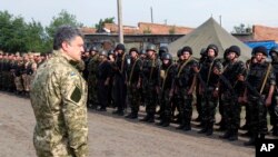 Tổng thống Petro Poroshenko thăm binh sĩ Ukraine.