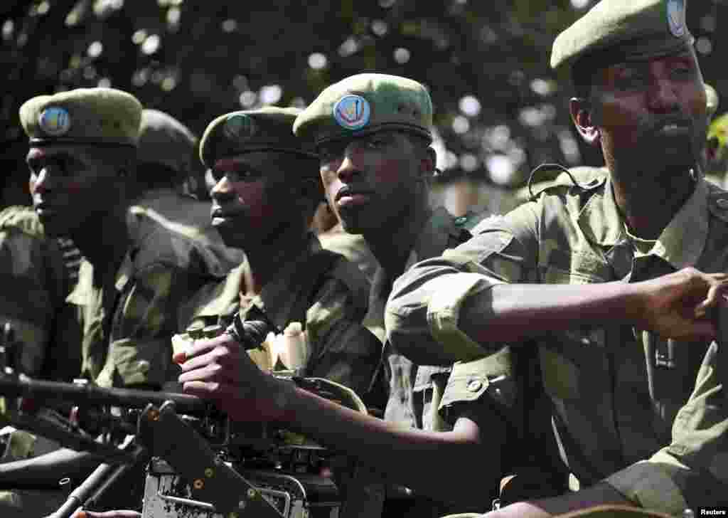 2012年11月26日，在戈马以西45公里的米诺瓦，刚果政府军士兵坐在一辆军车上。
