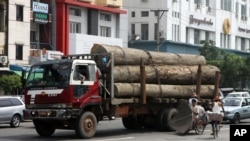 Truk yang membawa gelondongan kayu di Rangoon, Burma. (AP Photo/Khin Maung Win)
