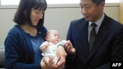 Ryusuke Sekiya (tengah), 6 bulan, bersama kedua orang tuanya satu hari sebelum diperbolehkan pulang dari rumah sakit di Azumino, Prefektur Nagano, 19 April 2019. 