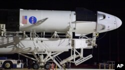 Ракета-носій SpaceX Faclon 9 з капсулою «Команда Дракон» під час підготовки до запуску у космос на платформі 39А