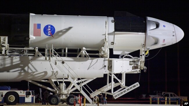 Kapsula Dragon në bordin e raketës Falcon 9