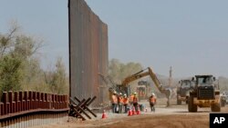 La inspectoría del Departamento de Defensa estadounidense investiga un contrato de 400 millones de dólares para la construcción del muro en la frontera con México que fue otorgado a una firma que obtuvo el trabajo luego de varias apariciones en el canal de TV Fox News. Foto AP.