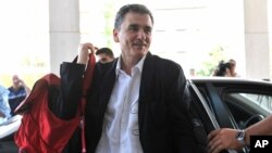 Greek Finance Minister Euclid Tsakalotos arrives for a meeting with senior negotiators at a hotel in Athens, July 31, 2015. 