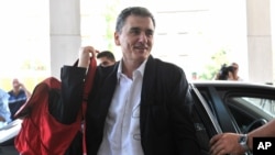 Greek Finance Minister Euclid Tsakalotos arrives for a meeting with senior negotiators at a hotel in Athens, July 31, 2015. 