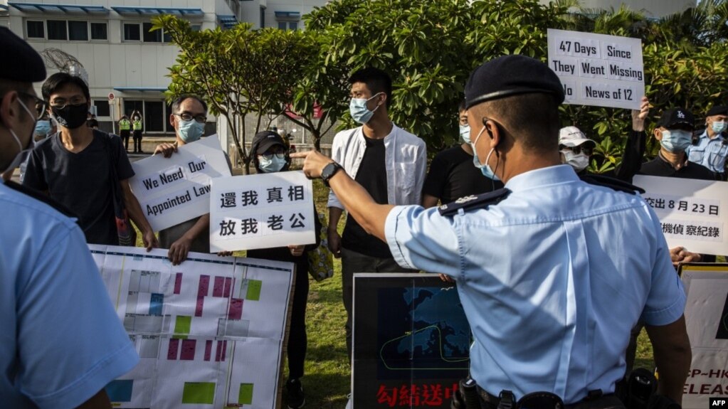 被控偷渡的12港人的亲属在政府飞行服务队外抗议。（2020年10月8日）
