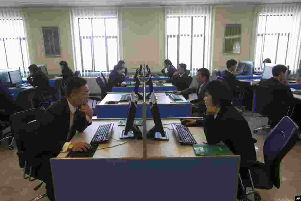 Para mahasiswa belajar di terminal-terminal dalam lab komputer di Kim Il Sung University di Pyongyang,&nbsp; Korea Utara (8/1). (AP/David Guttenfelder)