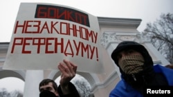 Người biểu tình ủng hộ Ukraina, chống Nga trong cuộc biểu tình tại Simferopol, ngày 11/3/2014.