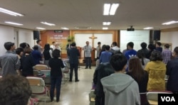 한국 부산의 탈북민 교회인 장대현교회 신자들이 찬양을 하고 있다.
