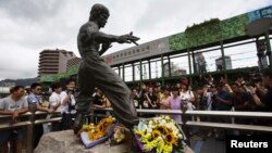 Obožavaoci okupljeni oko statue Brusa Lija u Hong Kongu