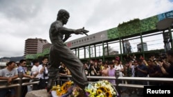 Tượng đồng Lý Tiểu Long gần Cảng Victoria ở Hồng Kông trong ngày đánh dấu 40 năm ngôi sau võ thuật này qua đời, ngày 20/7/2013. 